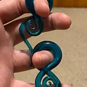 Plug hangers for stretched piercings